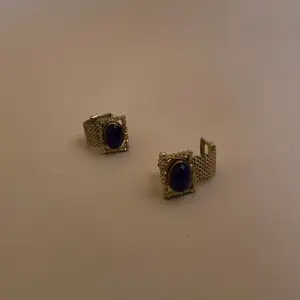 Beautiful set of Vintage Mexican Cufflinks.  Best Paired with our assortment of Cuff linking tops.  Good Condition.