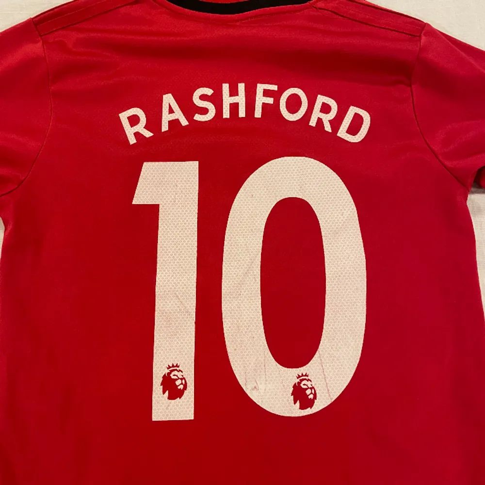 Säljer min United tröja med Rashford på ryggen!!! . T-shirts.
