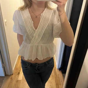 Blus - Säljer en superfin vit blus från only i storlek S. Den är endast använd ett fåtal gånger så den är som ny. Nypris 350. Om ni har några funderingar så är de bara att höra av er!