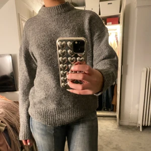 Mörkgrå stickad - Mörkgrå stickad tröja, ingadefekter. Storlek XS men väldigt stor i storlek, mer en M