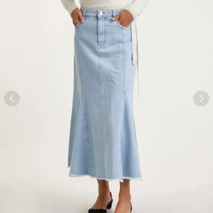 GANNI kjol - Säljer min helt oanvända Ganni denim skirt. Nypris är 3099, säljer för 1500. Storlek 34, Lappen är kvar. 