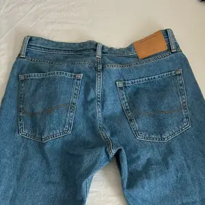 Jeans, baggy. Använd fåtal gånger. Inga defekter. 75 innersöm. 