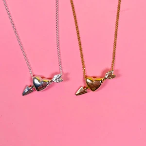 L8hasselblad halsband  - Jätte fint halsband från l8hasselblad i silver, länden är 45 tror jag💗 inga täcken på användning, nypris 500kr