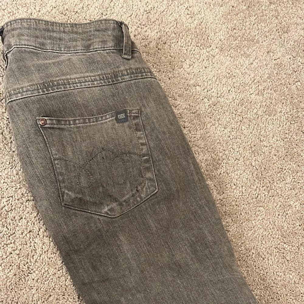 Ett par low waist gråa jeans från cecil i storlek 27 säljer pga kommer inte till användning! Skriv för frågor! . Jeans & Byxor.