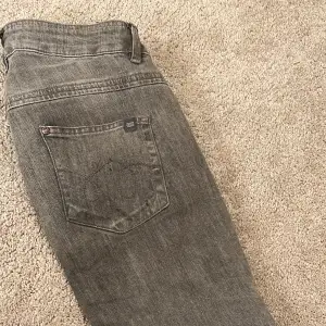 Ett par low waist gråa jeans från cecil i storlek 27 säljer pga kommer inte till användning! Skriv för frågor! 