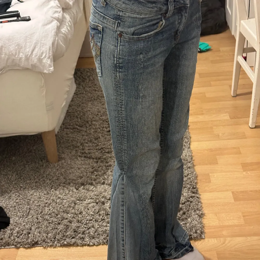 Lågmidjade as snygga bootcut jeans! 👖 📏  Midjemått: 37cm Innerbensmått: 82cm (Skriv för att få bilderna i dm, man kan inte få med hela bilden i annonsen). Jeans & Byxor.