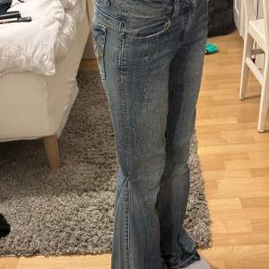 Lågmidjade as snygga bootcut jeans! 👖 📏  Midjemått: 37cm Innerbensmått: 82cm (Skriv för att få bilderna i dm, man kan inte få med hela bilden i annonsen)