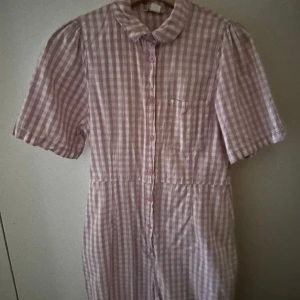 Jumpsuit Monki  - Fin jumpsuit från Monki, slutsåld!  Storlek M. Rutig vit och ljuslila. 