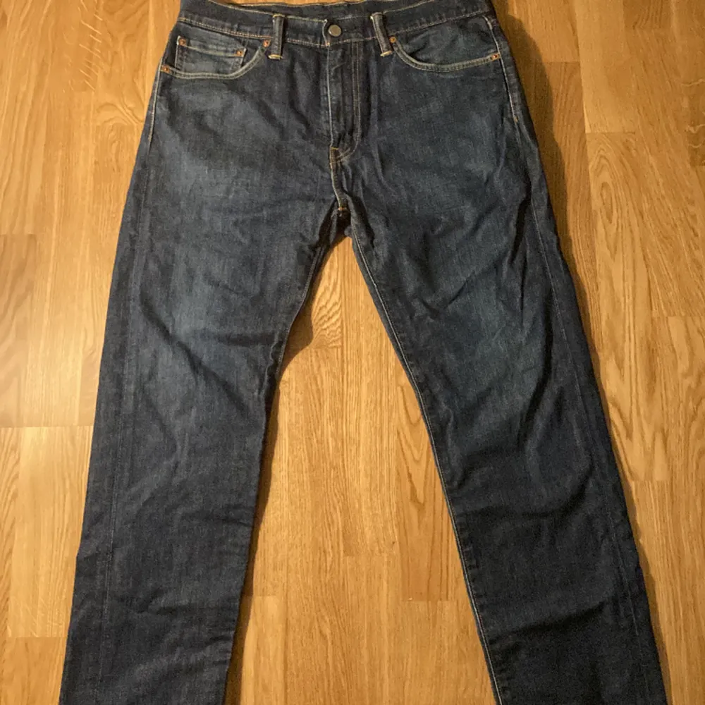 Väldigt fina Levis jeans  ser ut som nya. . Jeans & Byxor.