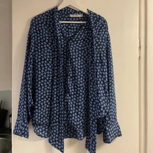 Carin Wester blus - Superfin knutblus som använd fåtal gånger