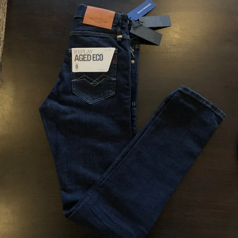 HELT NYA! Ett par replay jeans som aldrig varit använda. Alla tags finns kvar och nypris är runt 1500kr. Storleken är 28/32 och har passformen slim fit . Jeans & Byxor.