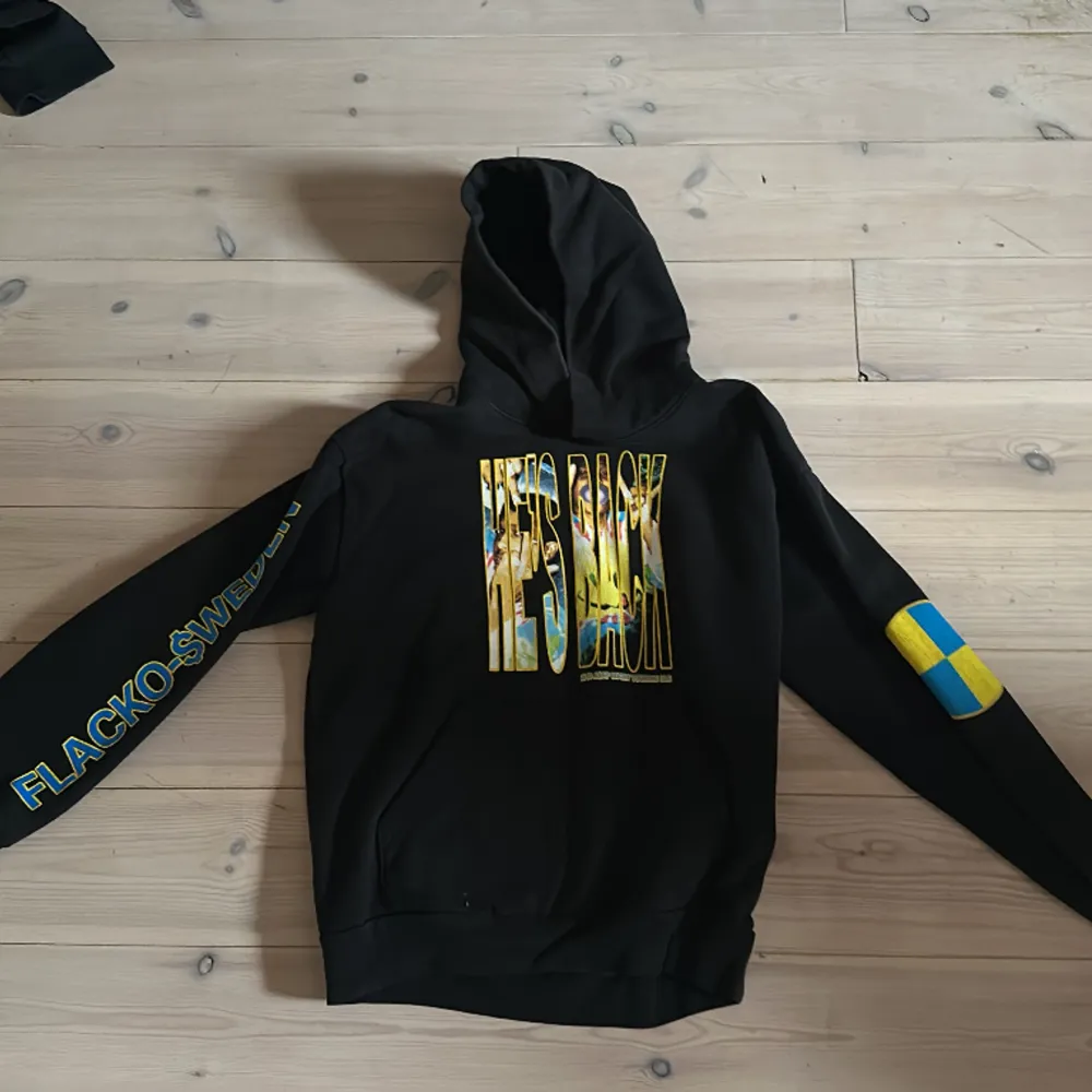 En Asap rocky merch hoodie köpt på hans koncert 2019.  Hoodien har anvönts omgående men är i fint skick. Trycket är som när jag köpte den och hoodien har inga skador, samt materialet är mjukt.  Meddela vid frågor eller om ni vill ha mer bilder:). Hoodies.