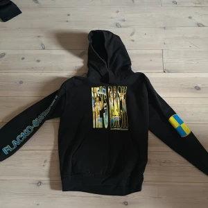 Asap rocky merch hoodie - En Asap rocky merch hoodie köpt på hans koncert 2019.  Hoodien har anvönts omgående men är i fint skick. Trycket är som när jag köpte den och hoodien har inga skador, samt materialet är mjukt.  Meddela vid frågor eller om ni vill ha mer bilder:)