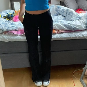 Bikbok kostymbyxor  - Säljer dessa kostymbyxor från BikBok i Vilma modellen.  Storlek 36 men små i storleken.  Midwaist  Använda en del men inga defekter  Jag är 165cm och dessa är precis bra längd. 