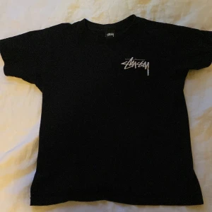 Stussy tröja  - Bra sick inga fläckar eller hål säljer för den börjar bli lite liten skriv för frågor och bild 👍