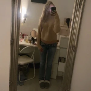 Stickad tröja - Säljer fin stickad rosa tröja passar inte lika bra på mig💞knappt använd