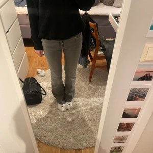 Gråa Jeans  - säljer mina gråa jeans från esprit!  storlek 27/32 men dom är uppsydda i benen så snarare 27/30. midrise! 