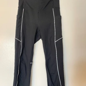 Träning byxor  - Dom är riktig sköna och bekväm att ha dom har fickor vid båda sidorn och den har snöre på insidan av byxor som är riktigt bra. 