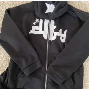 Tjena säljer denna Y2k hoodie köpte den för 400 . Den är L men sitter mer som M . 