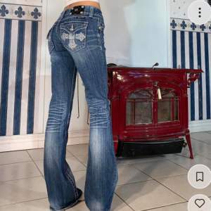 LÄGGER UT IGEN PGA OSERIÖSA BUD‼️ säljer dessa miss me jeans i modellen boot med lite slitningar💕superfint skick utan defekter🫶två första bilderna är lånade men exakt samma jeans❤️midjemått:72 innerben: 78💕ENDAST SERIÖSA BUD🫶eller köp direkt för 1200kr