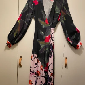 Omlottklänning  - Omlottklänning från HM , nyskick, 100% viskos . 