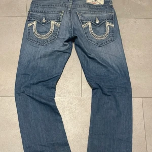 True religion jeans blå  - Ett par snygga true religions! Midja: 42cm Längd:109cm Benöppning: 23cm 