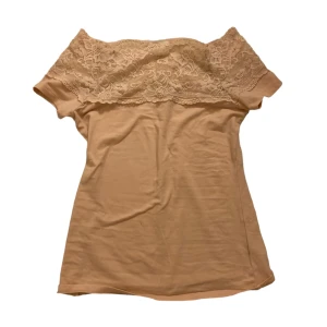 hm topp - gullig topp från hm i ljusrosa. aldig använd 💗 använd gärna köp nu!