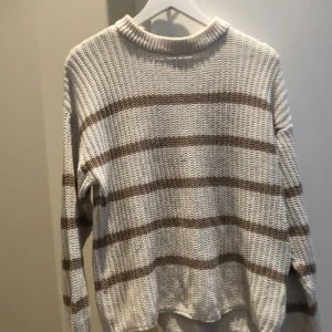 Stickad tröja 💘 - Var väldigt svårt att få till bild på den, är som ny använd någon gång, inga fläckar förutom en liten blå fläck på sidan av tröjan 💘