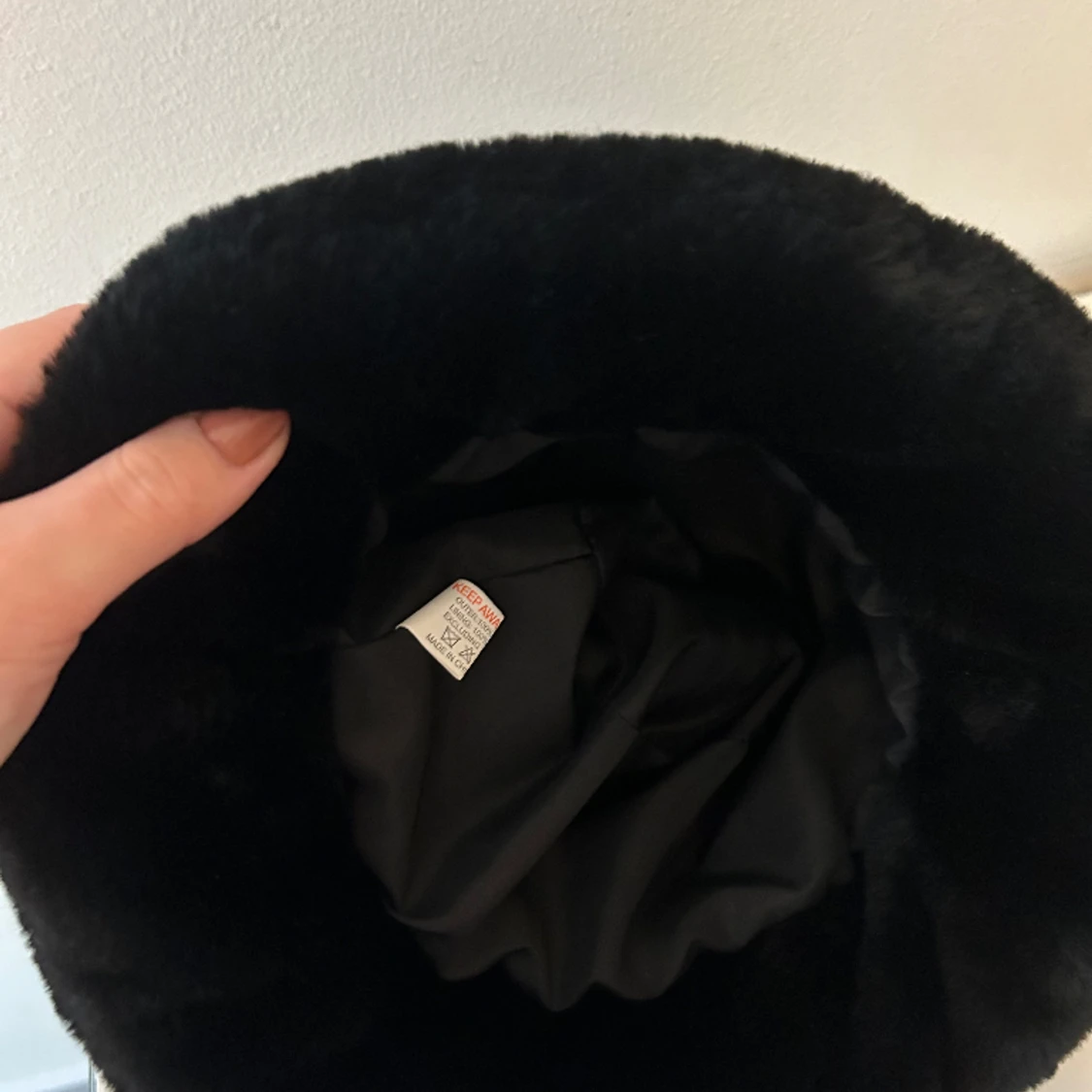 Fluffig svart hatt - 91