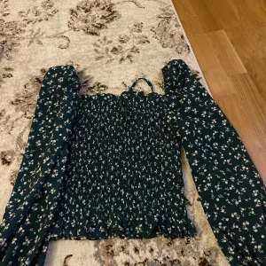 Blus  - En skit söt blus men grön passar inte mig så säljer vidare den, passar S oxå