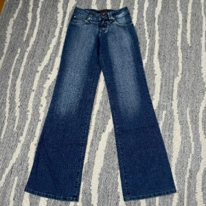 lågmidjade jeans  - Fler bilder finns, skit snygga lågmidjade Jeans. Midja 36cm, innerbenslängd 83cm! Skriv vid funderingar🩷midjan är 20 cm låg!