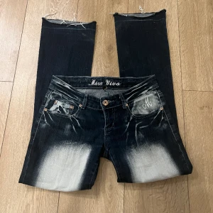 Miss viva jeans  - Säljer ett par fina lågmidjade cyber jeans 💕 Inga defekter 🩷 Storlek 26 och innerbengslängden är 73 cm  Priset kan diskuteras 