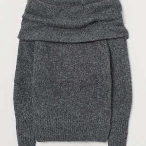 Stickad off shoulder-tröja  - Stickad mörk grå tröja från H&M storlek S 