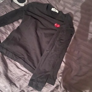 CDG longsleeve - Storlek M  Passar både killar och tjejer  Den är använd men är i bra skick Köparen står för frakt