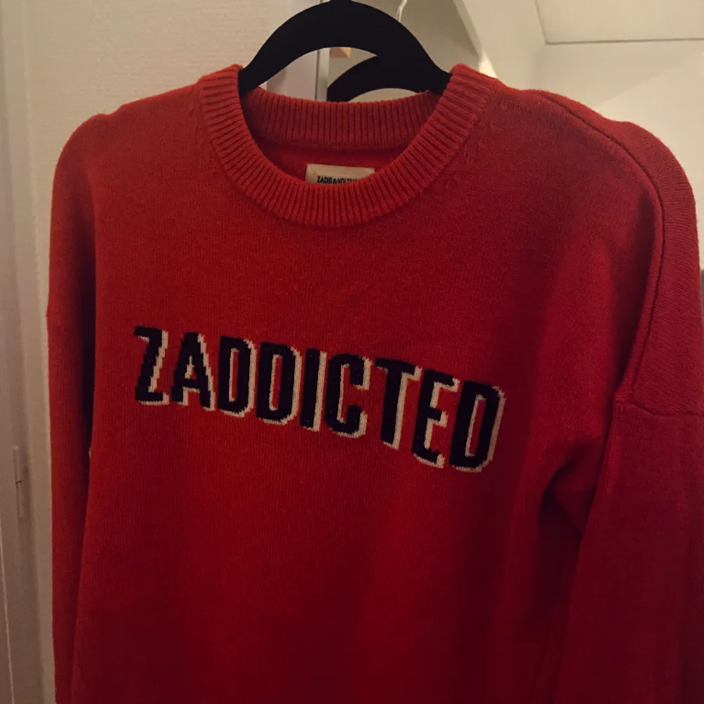 Zaddicted tröja i coolaste röda färgen❤️köpt på NK barnavdelning men skulle säga att den är som strl M . Tröjor & Koftor.