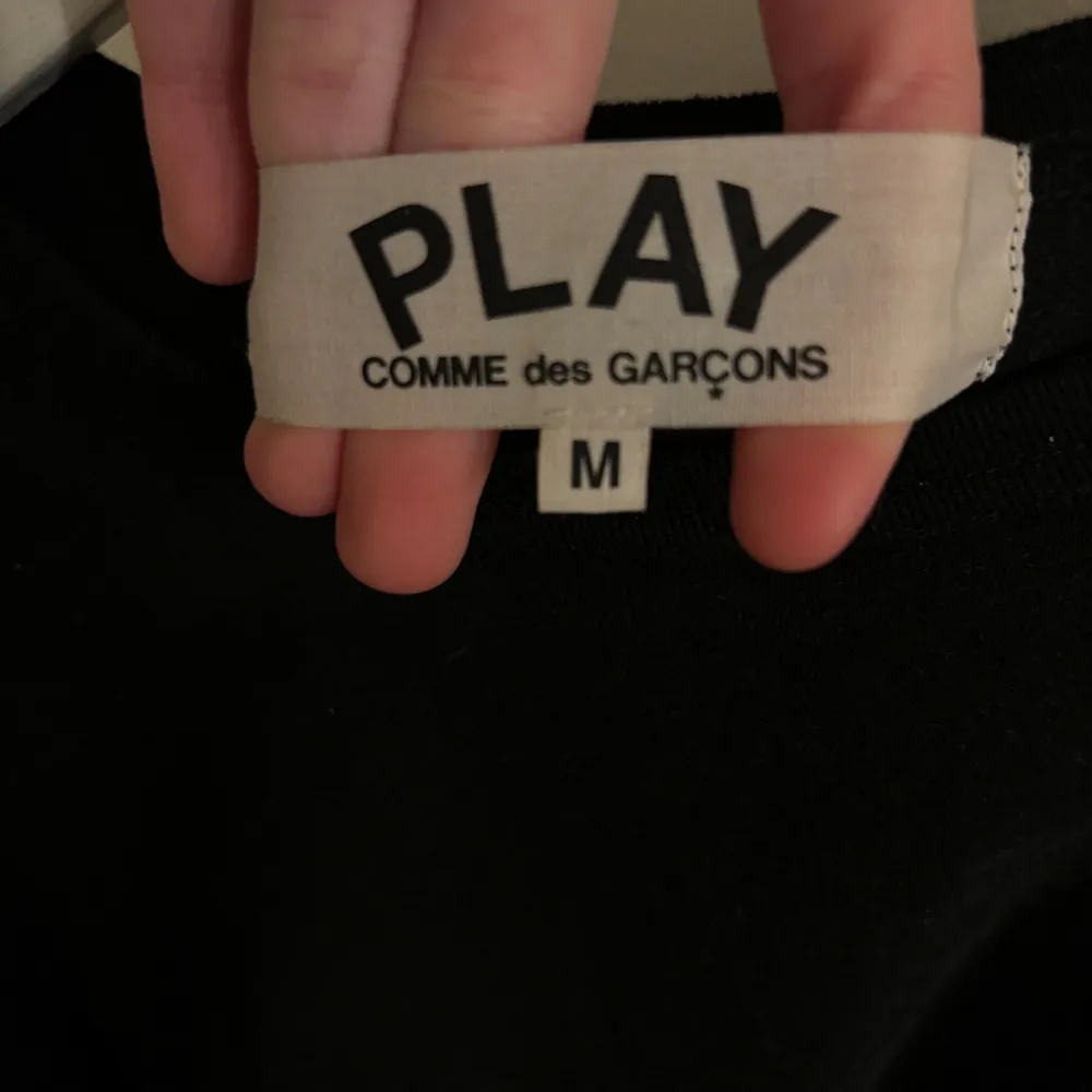Säljer min Comme des Garçons tröja då den inte har kommit till användning! Jag har använt den sparsamt 3 gånger så den är som ny! Köpte min för 1000kr på NK i Stockholm i somras, så säljer den för 800kr +frakt! Skriv om ni har några funderingar🫶. Tröjor & Koftor.