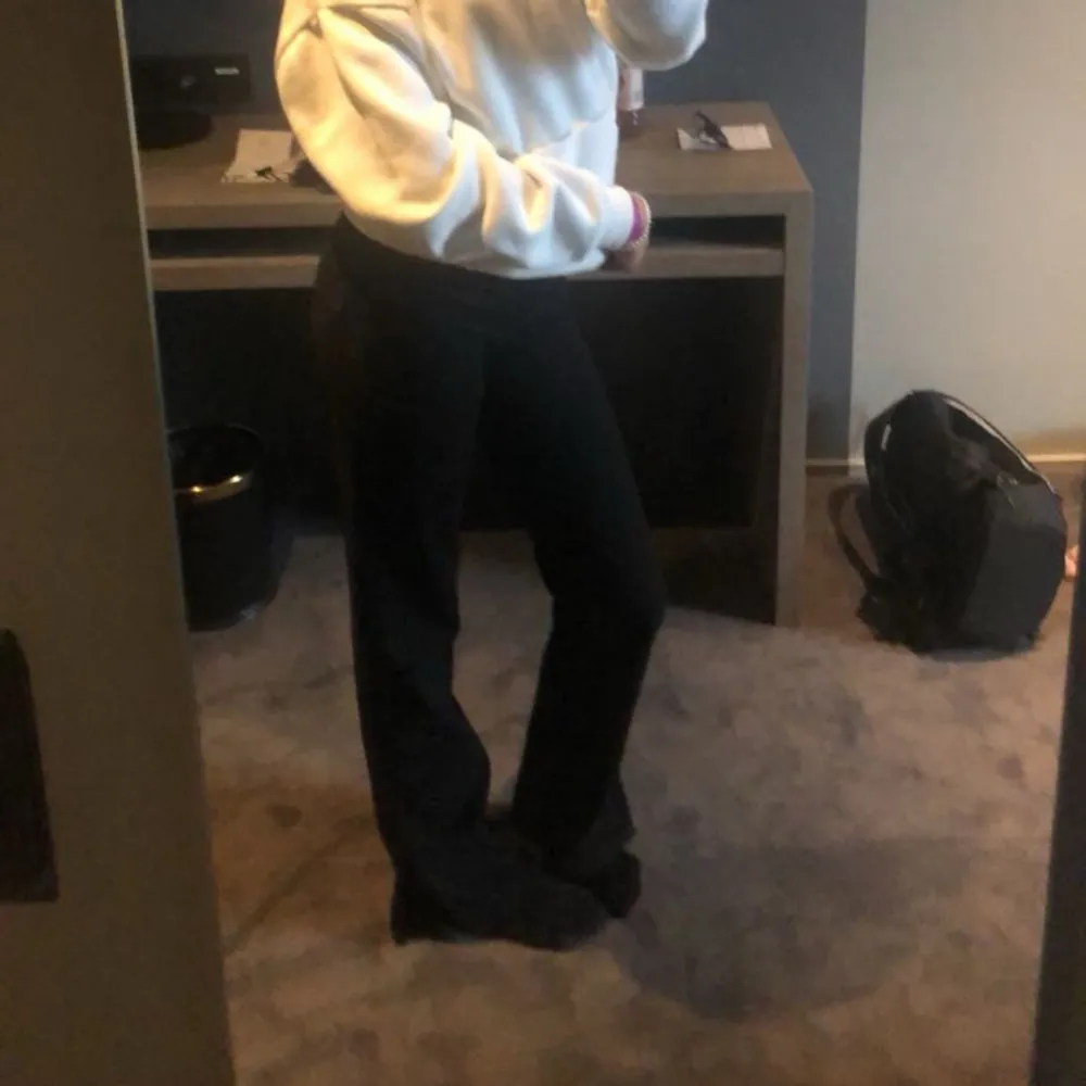 Midwaist jeans som är Bootcut med slits som inte passar mig, Innerbenslängd 81cm & midja 35cm rakt över😛 nypris 399. Farkut & Housut.