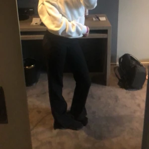 Bikbok jeans  - Midwaist jeans som är Bootcut med slits som inte passar mig, Innerbenslängd 81cm & midja 35cm rakt över😛 nypris 399