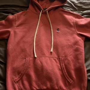 Ralph Lauren hoodie - Säljer min feta Ralph Lauren hoodie pågrund av att jag inte använder den längre. Väldigt bra skick. Köptes för 2000kr.