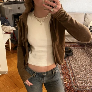 Kashmir hoodie - Kofta i kashmirblandning från Brandy Melville. Så bekväm! Fint skick men några få noppror på ärmen, se 3e bilden.