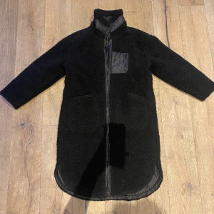 Svart lång jacka - Varm och jätte mysig jacka med hög krage