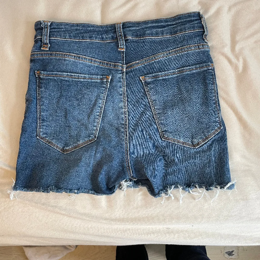 Ett par av klippta jeans som är storleken S på, nej som passar Xs också!🤍 Perfekta till sommaren!!!✨Dem är taighta. . Shorts.