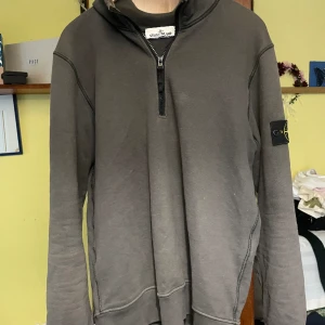 Stone Island half zip - Half zip i färgen mörkgrå. Köpt på Nk för 2559kr kvitto finns. Skick 8/10. Vid frågor och funderingar tveka inte att höra av! Priset är inte hugget i sten!
