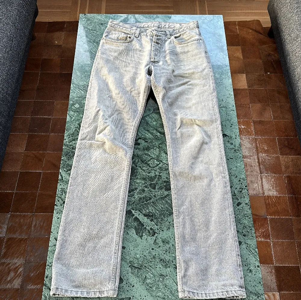 Säljer ett par skit feta Helmut Lang jeans för ett riktigt bra pris. Storlek 28. Skulle säga att dom är slim/straight fit. Made in italy. Inga defekter . Jeans & Byxor.