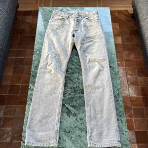 Säljer ett par skit feta Helmut Lang jeans för ett riktigt bra pris. Storlek 28. Skulle säga att dom är slim/straight fit. Made in italy. Inga defekter 