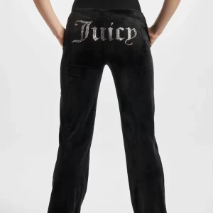 Juicy couture - Säljer mina svarta juicy couture , använda några gånger men ser ut som nya. St M , kunden står för frakten💗  Lånad bild 