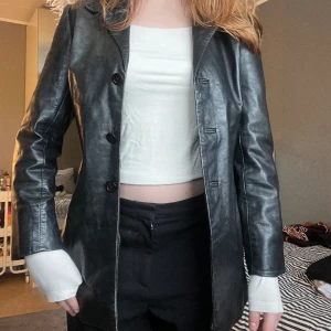 Skinnjacka  - Jättefin skinnkappa/jacka💓sitter aningen tajt över axlarna och säljer drf☺️