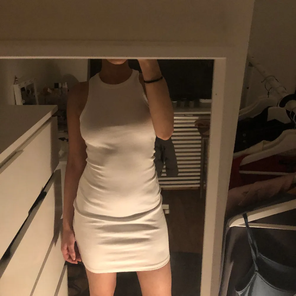 En vit kort klänning i storlek s . Klänningar.