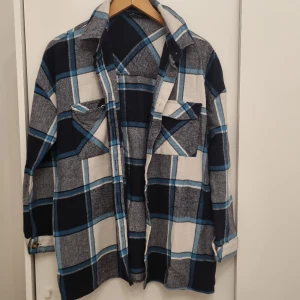 Kofta  - En kofta som funkar som lite oversized med blå,vit och svarta färger. Storleken är S och är i bra skick. Använd ett par gånger men ser ut som ny! Pris kan diskureras