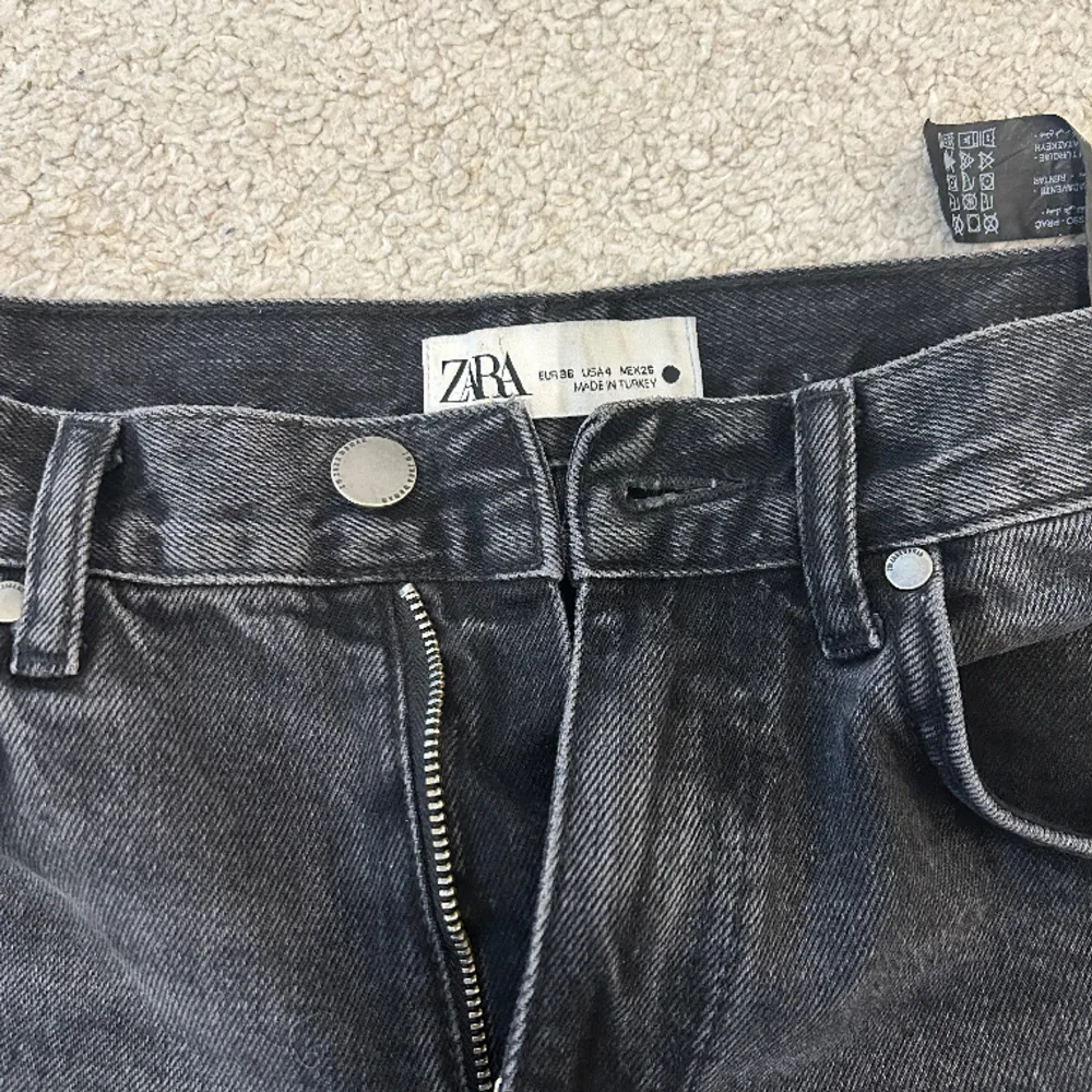 Jättesnygga midwaist bootcut jeans från zara i storlek 36. Säljer pågrund av att de aldrig kommer till användning. Har inga defekter. Midjemått är ca 72 cm och innerbenet är ca 83 cm så de passar jättebra för långa. Skriv för bilder eller pris💕🫶. Jeans & Byxor.